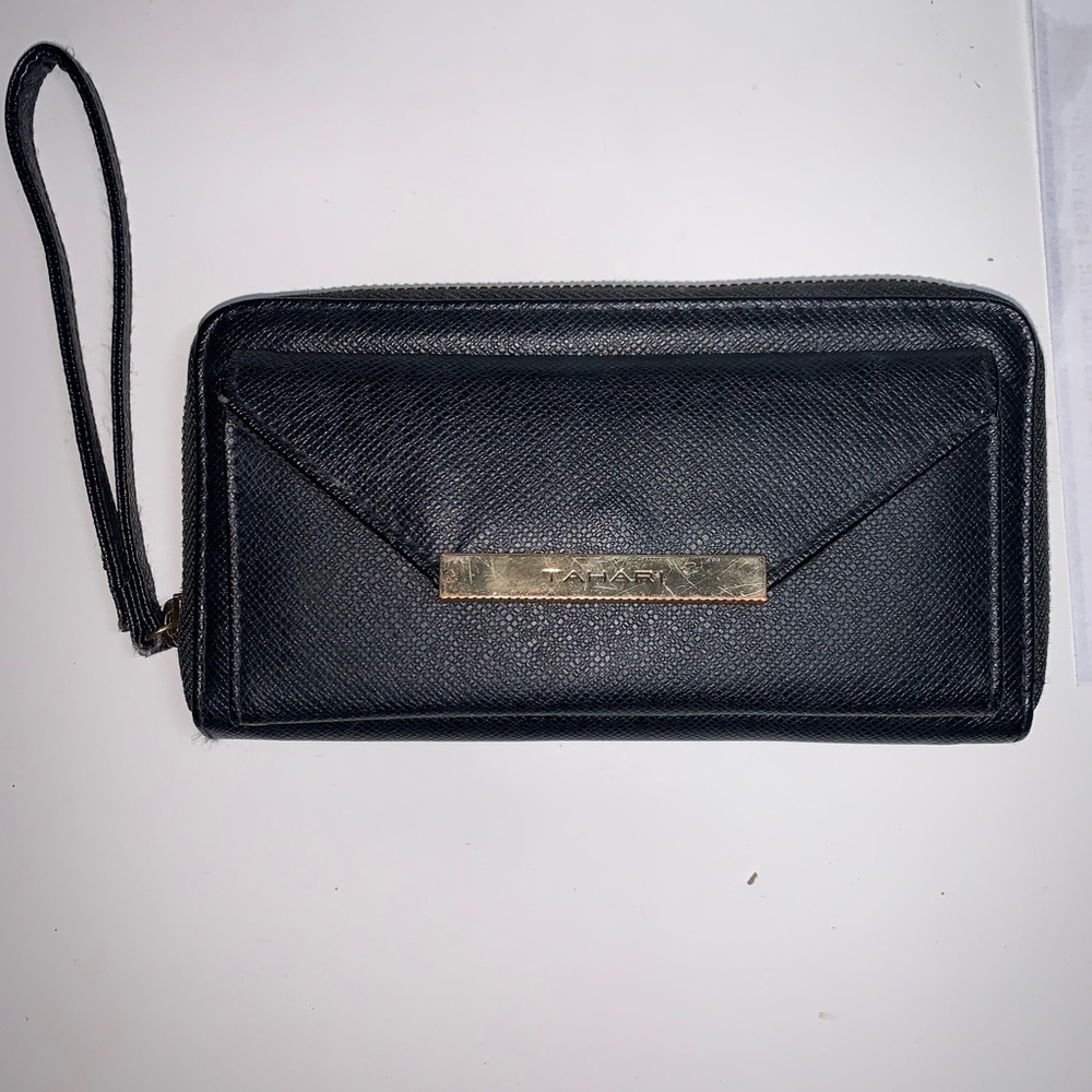 Spacious wristlet wallet